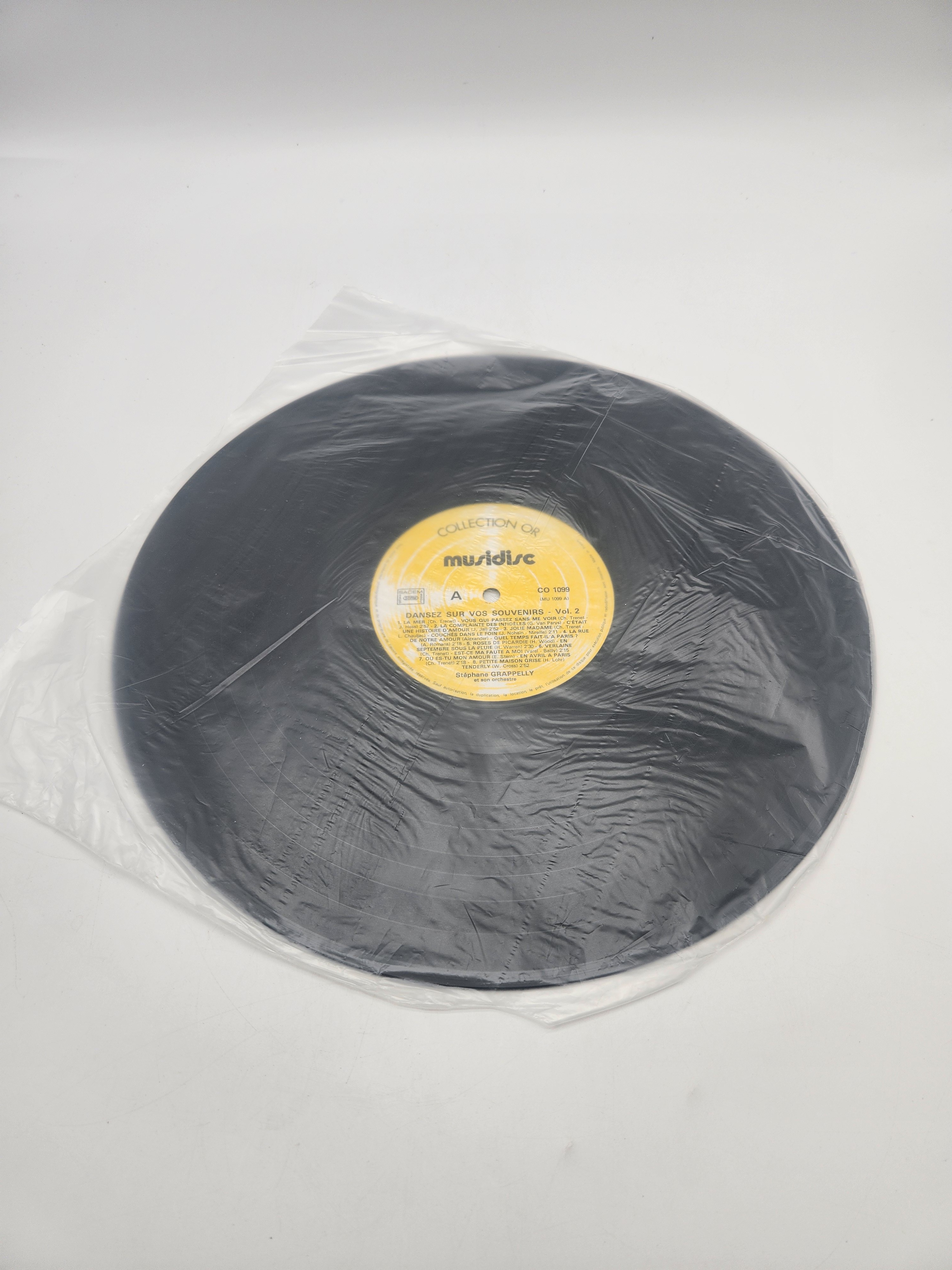 Voir photo 4 de Vinyle 33 Tours – "danser sur vos souvenirs" de Stéphane Grappelli et son orchestre Vinyle 33 Tours – "danser sur vos souvenirs" de Stéphane Grappelli et son orchestre Très bon état - Vue 4 -